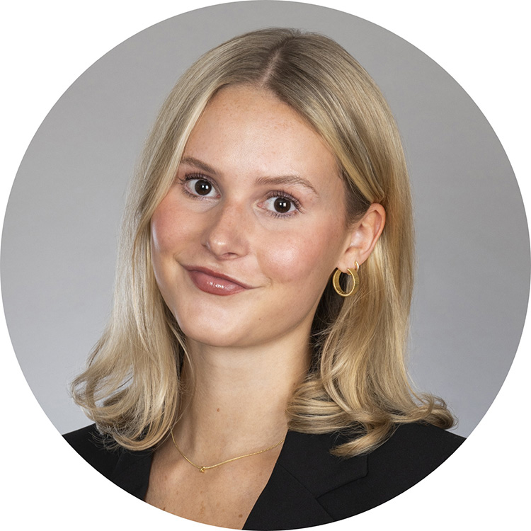 Headshot of Zoe Zurn, Associate at Willamette Management Associates